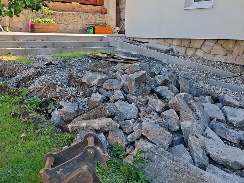 Vybouraná betonová plocha připravená k odvozu