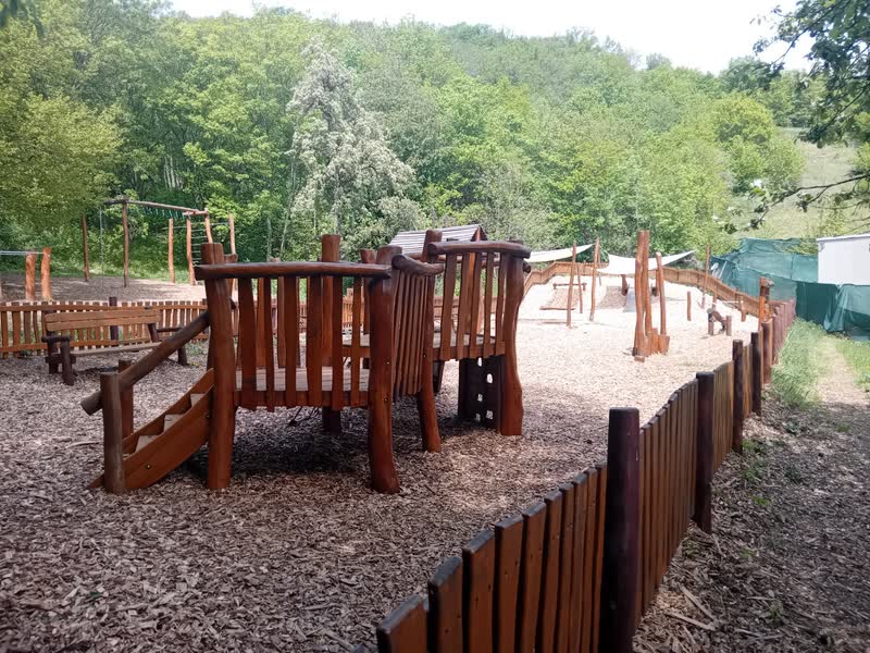 Dřevěné herní prvky dětského hřiště