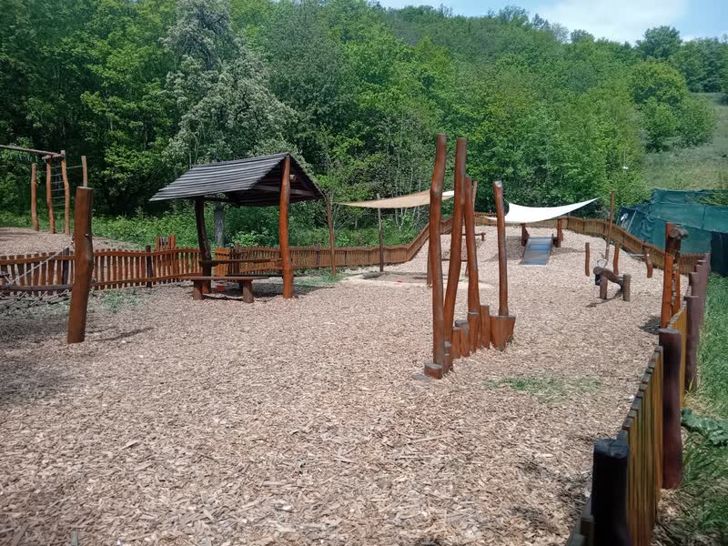 Dokončené dětské hřiště s dopadovou plochou