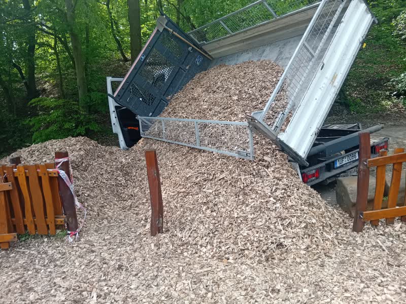 Dovoz štěrku přívěsem na staveniště