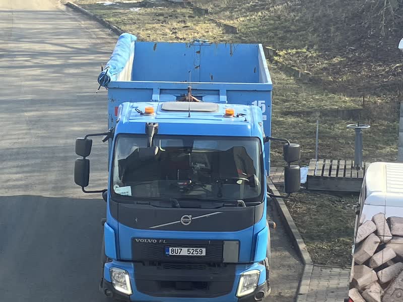 Kontejnerový vůz při přistavení kontejneru