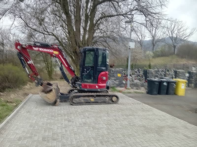 Minibagr Yanmar připravený k nasazení