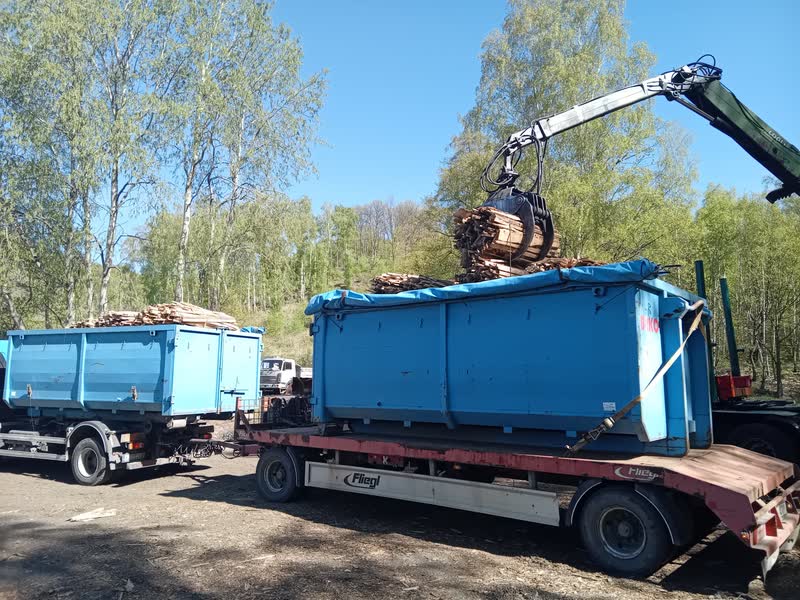 Nakládka odpadu hydraulickou rukou do kontejneru