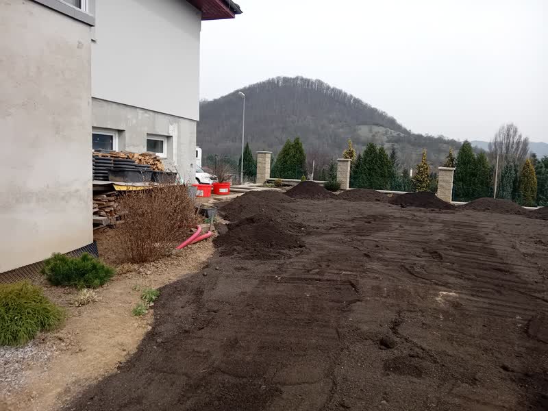 Navezená ornice připravená k rozprostření