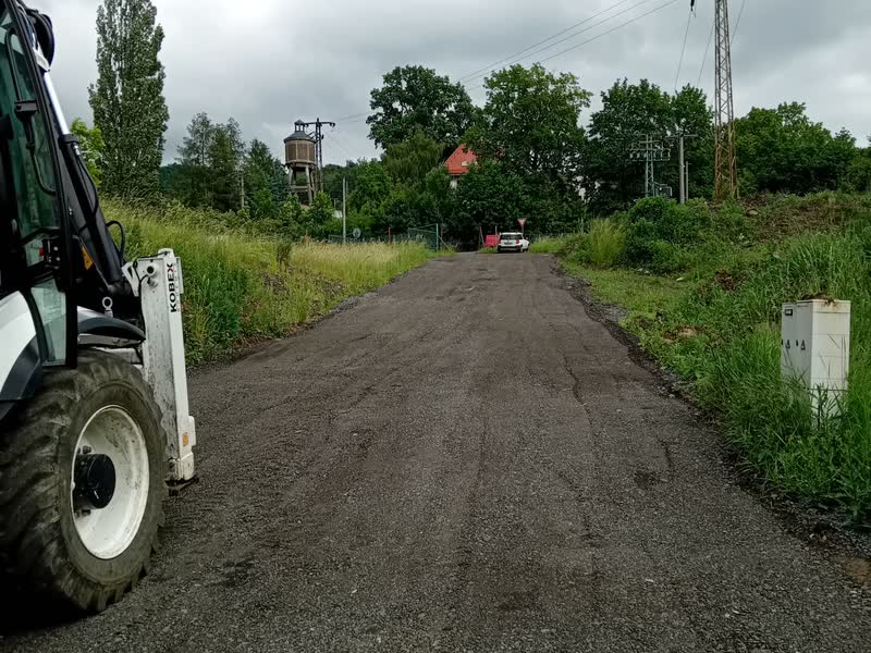 Nově zbudovaná štěrková cesta