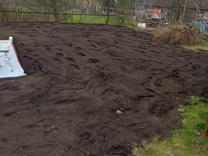 Rozprostřená ornice na zahradě