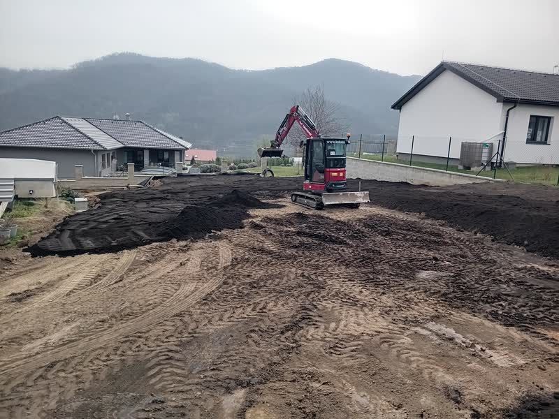 Rozprostření ornice na pozemku před založením trávníku