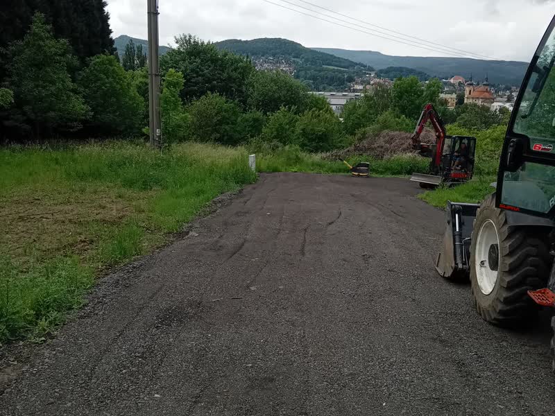 Štěrková cesta a teleskopický manipulátor