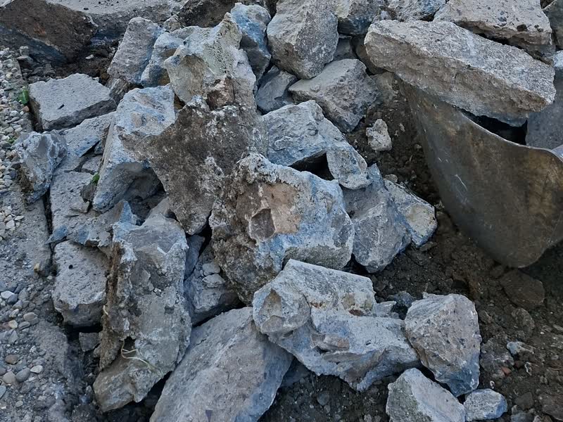 Rozbitý beton z demolice zpevněné plochy