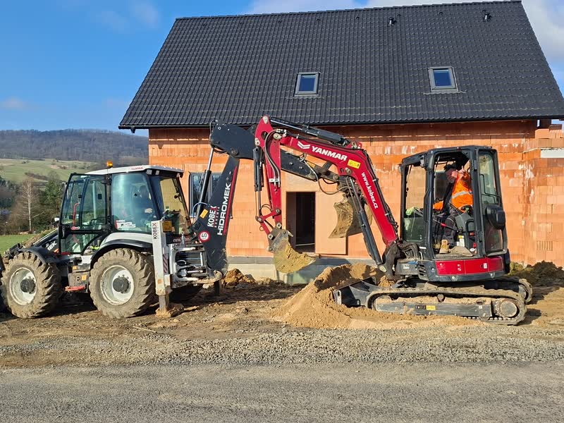 Traktorbagr a minibagr při hrubých terénních úpravách