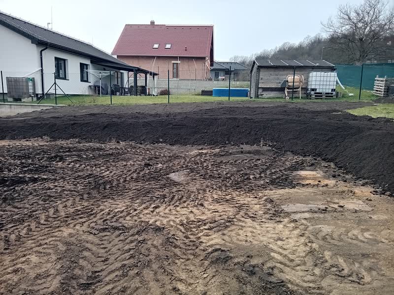 Urovnaná zahrada připravená k osetí