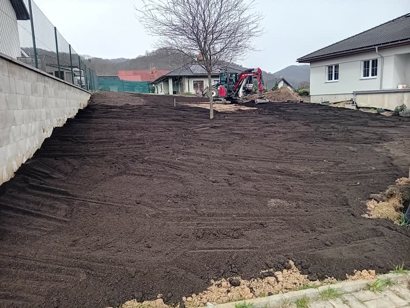 Urovnaná plocha připravená k setí trávníku